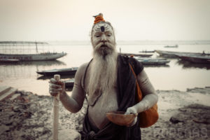 Baba junto al río Ganges